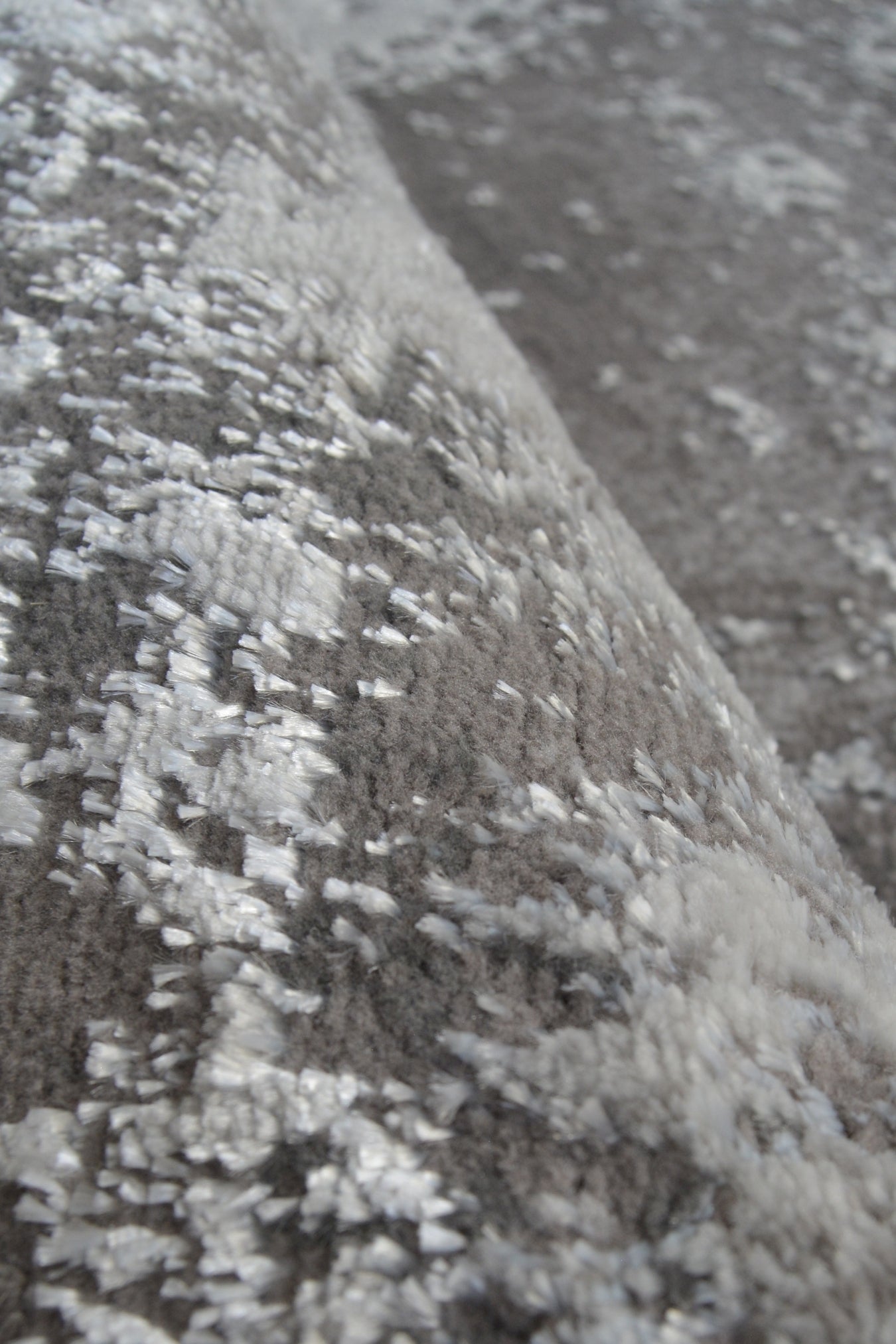 Avery Grey - Abstract Rug for Chic Living Spaces