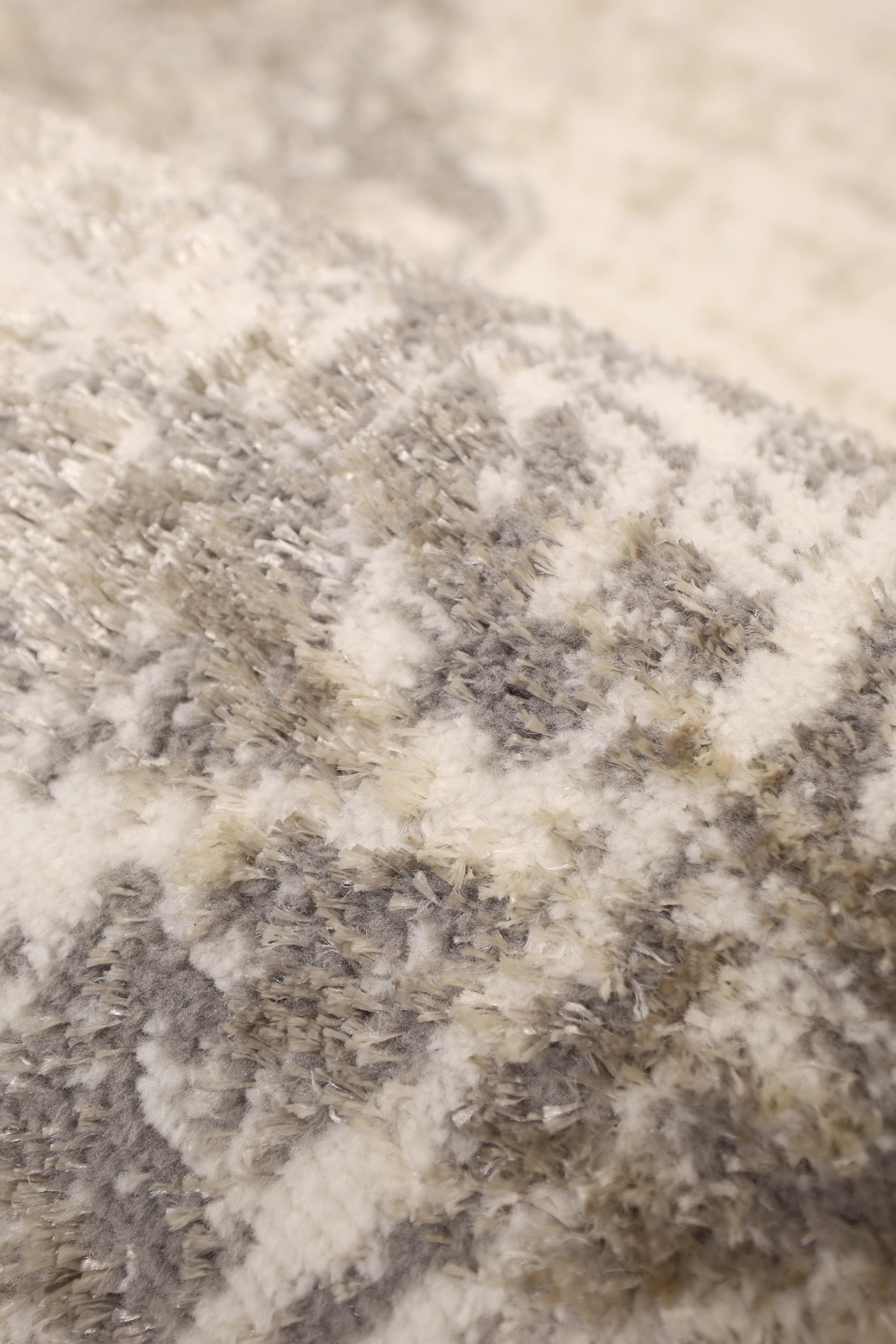 Cadiz Charm - Grey Modern Rug for Sophisticated Living Rooms