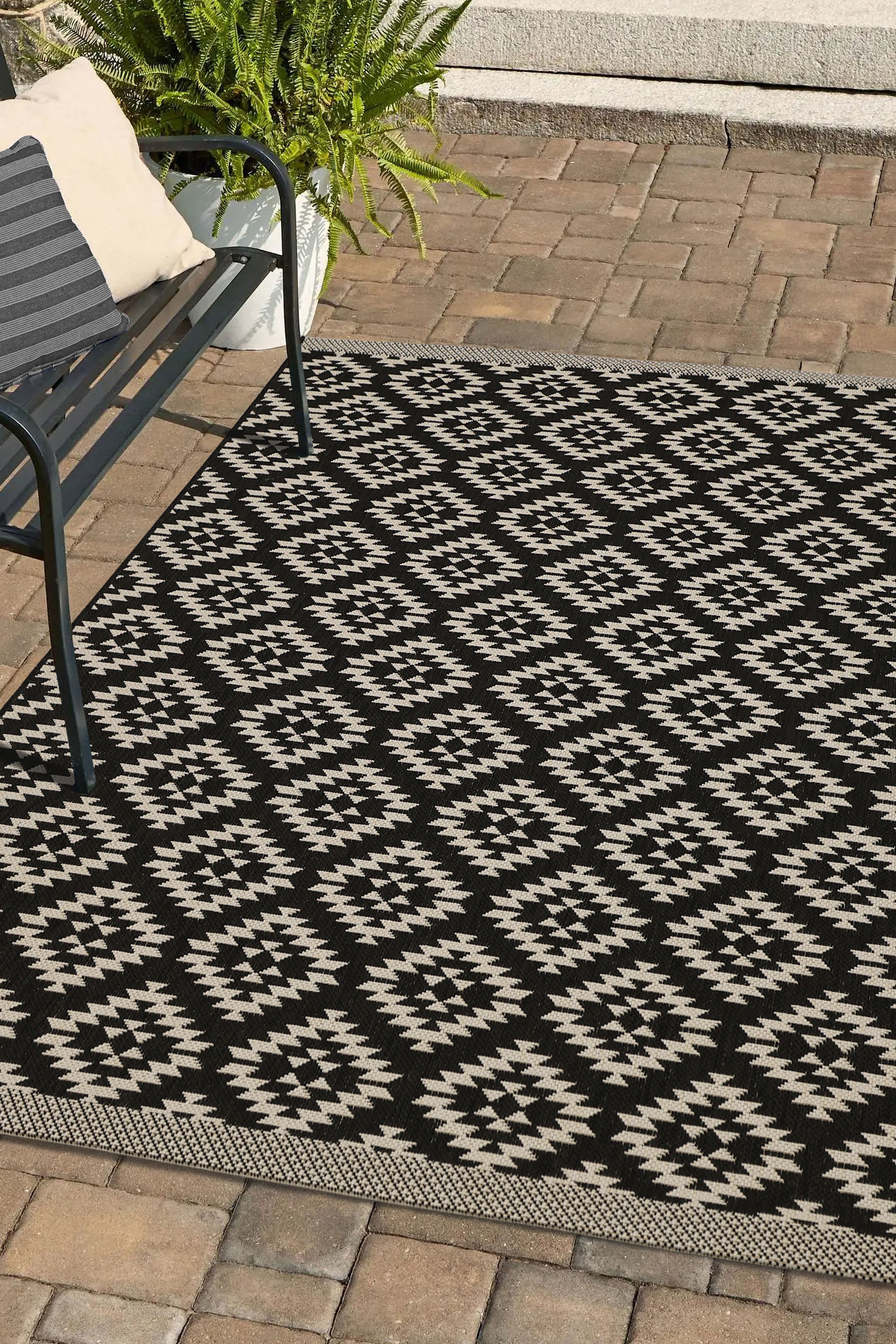 County Geneva - Geometric Rug in Black & Navy for Modern Homes