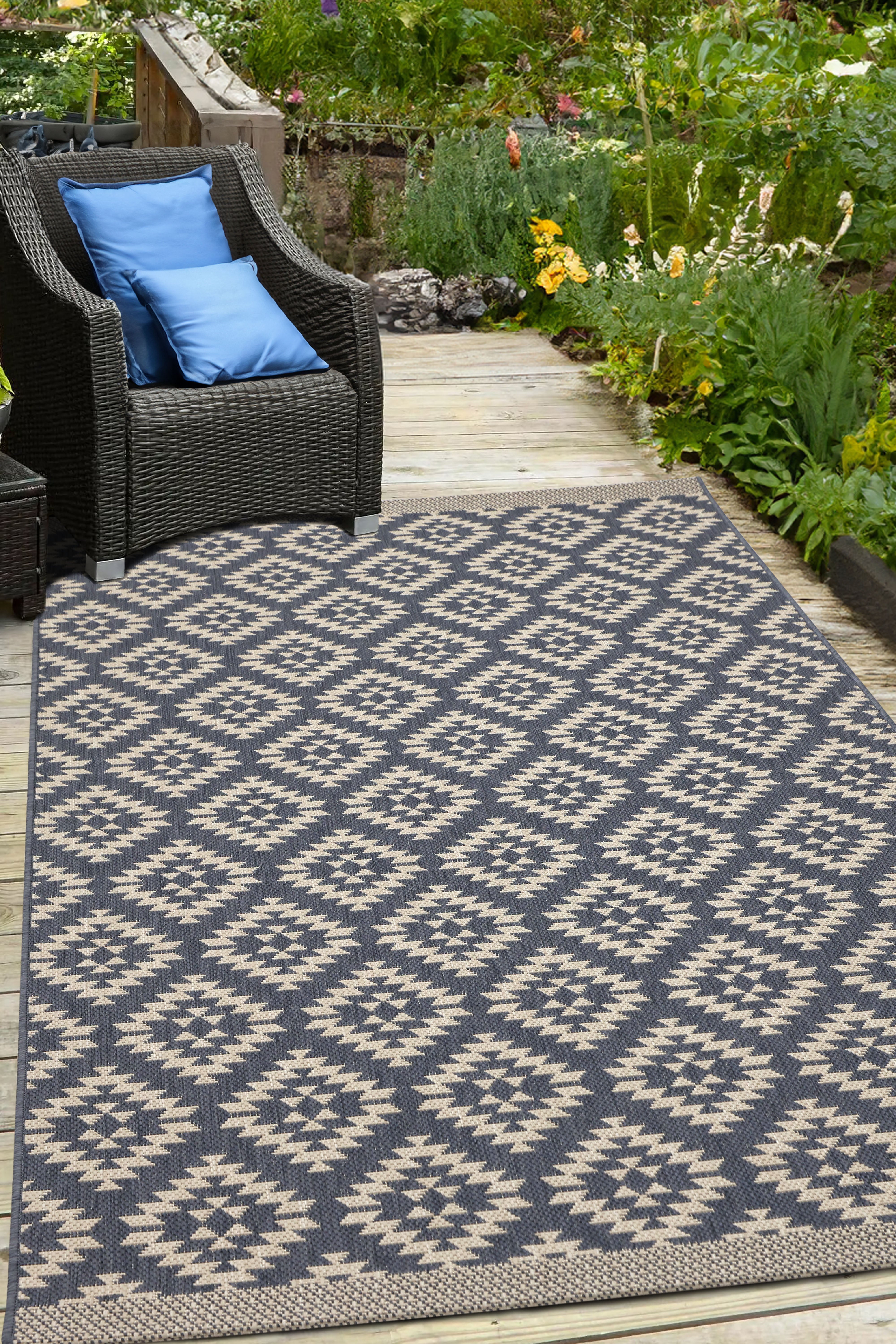 County Geneva - Geometric Rug in Black & Navy for Modern Homes
