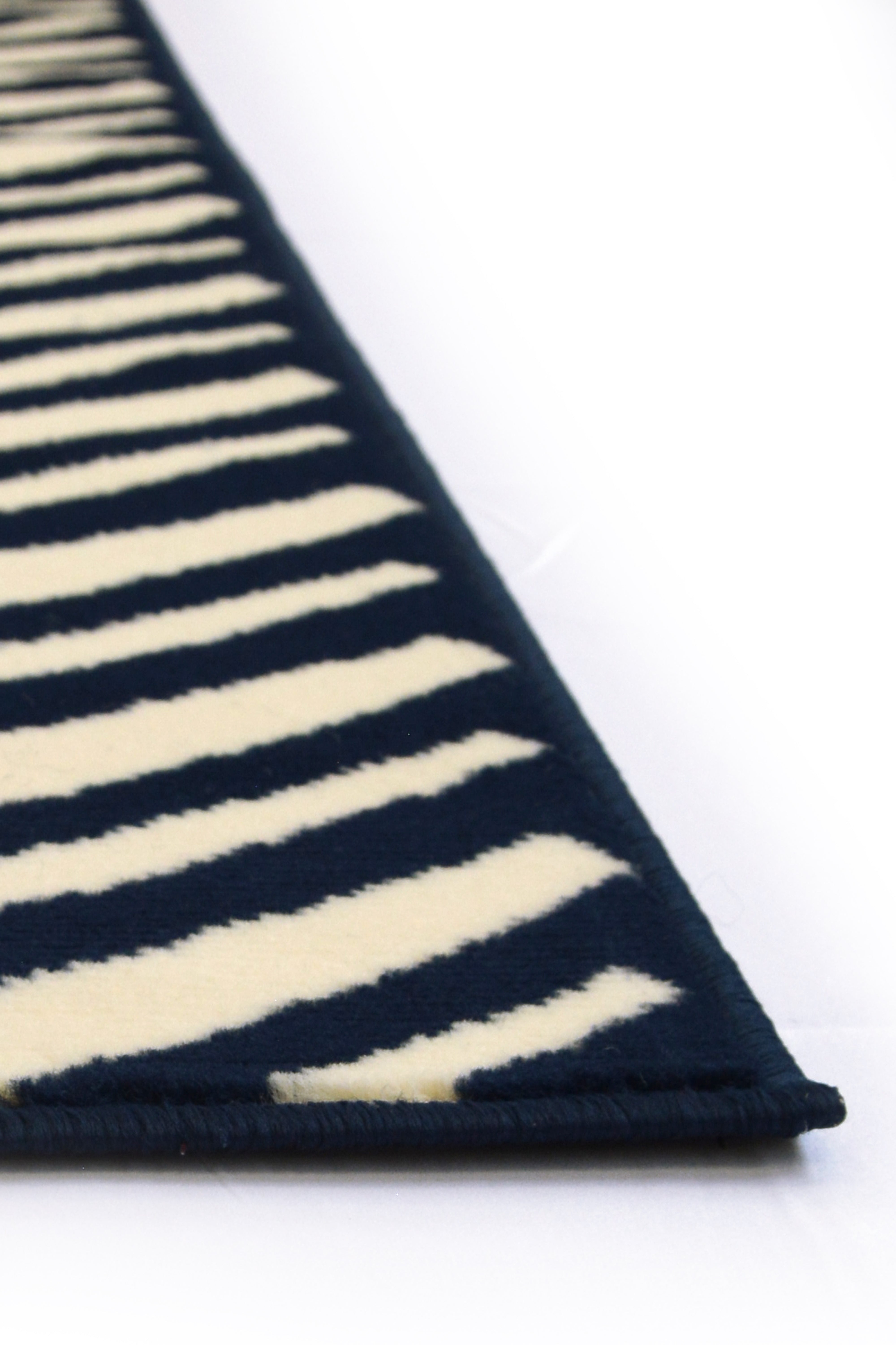 Maestro Herringbone Rug – Soft, Durable Polypropylene for Indoor Use