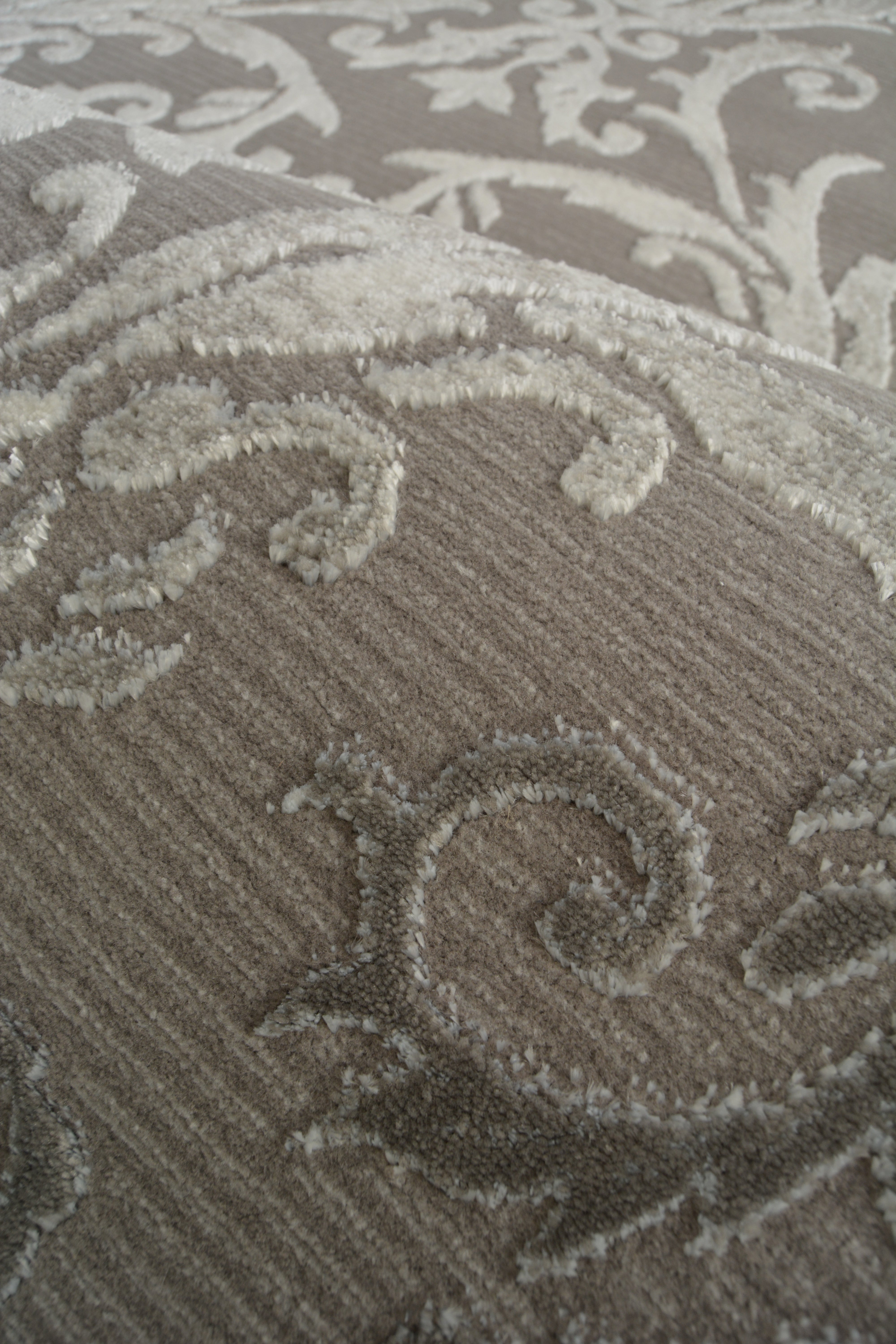 Avery Grey - Abstract Rug for Chic Living Spaces